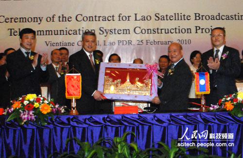 中國航天科技集團所屬的中國亞太移動通信衛星有限責任公司、中國長城工業總公司與老撾總理府科學與技術署的《老撾衛星廣播通信系統建設項目合同》簽約儀式今天在老撾萬象舉行。