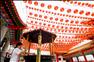 1月7日，在馬來西亞吉隆坡的天后宮，一名女子在紅燈籠下祭拜。