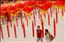 1月7日，在馬來西亞吉隆坡的天后宮，游客經過高掛的紅燈籠。