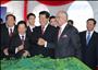2月5日，中國全國政協主席賈慶林在馬來西亞關丹與馬來西亞總理納吉布共同出席馬中關丹產業園啟動儀式。這是賈慶林在馬來西亞總理納吉布陪同下參觀產業園規劃展。 新華社記者姚大偉攝