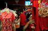 2月11日，在位于曼谷的唐人街，兩名婦女在挑選旗袍。