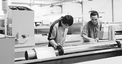 圖為中國和印尼工人在聯眾車間里工作。