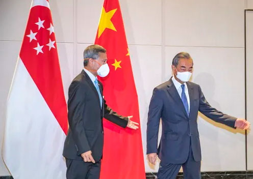 王毅會見新加坡外長維文