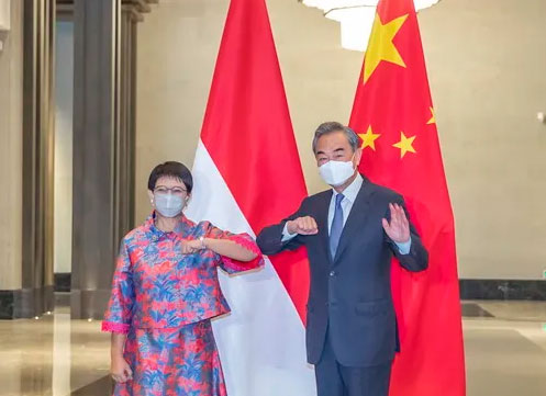 王毅會見印度尼西亞外長蕾特諾