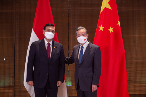 王毅同印尼對(duì)華合作牽頭人、統(tǒng)籌部長(zhǎng)盧胡特舉行會(huì)談
