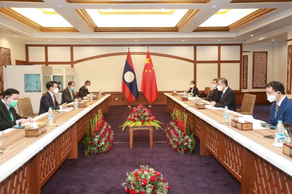 王毅會見老撾副總理兼外長沙倫賽