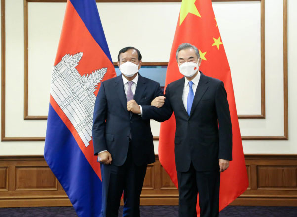 王毅會見柬埔寨副首相兼外交大臣布拉索昆