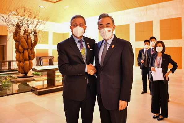 王毅會見新加坡外長維文