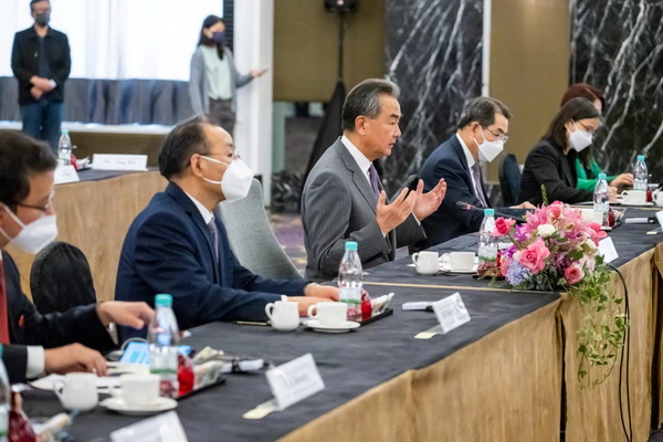 王毅同馬來西亞外長賽夫丁舉行會談
