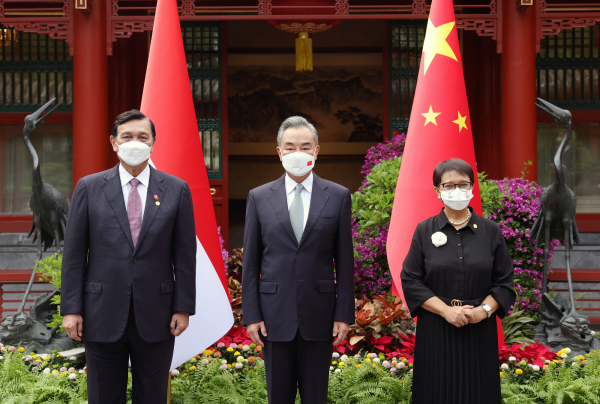 王毅會(huì)見印尼對(duì)華合作牽頭人、統(tǒng)籌部長(zhǎng)盧胡特和外長(zhǎng)蕾特諾