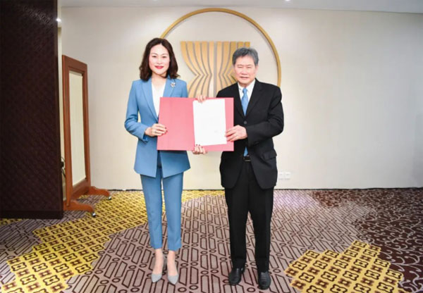 新任中國(guó)駐東盟大使侯艷琪向東盟秘書長(zhǎng)遞交任命書