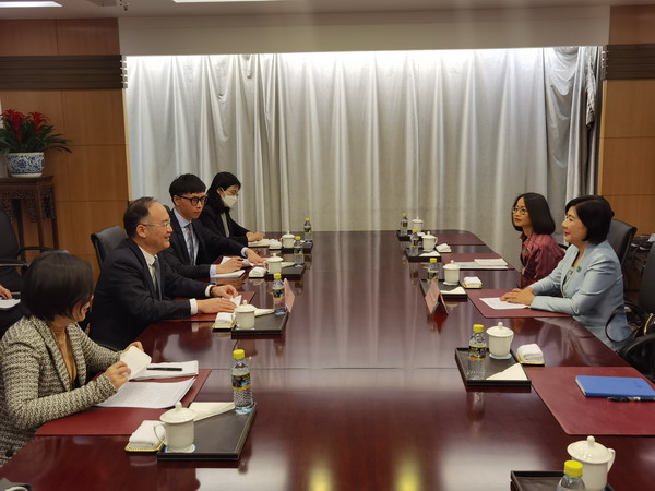 外交部部長助理農融會見泰國外交部副次長潘提帕