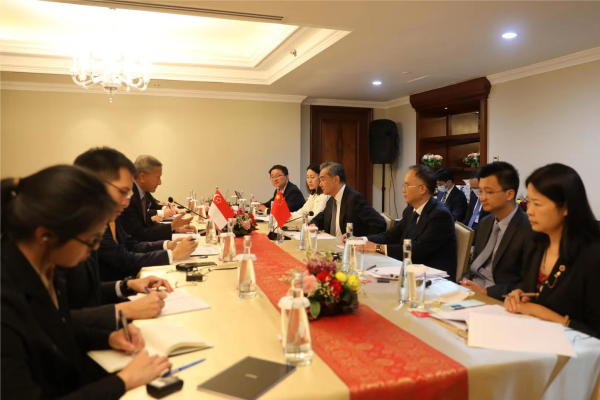 王毅會見新加坡外長維文