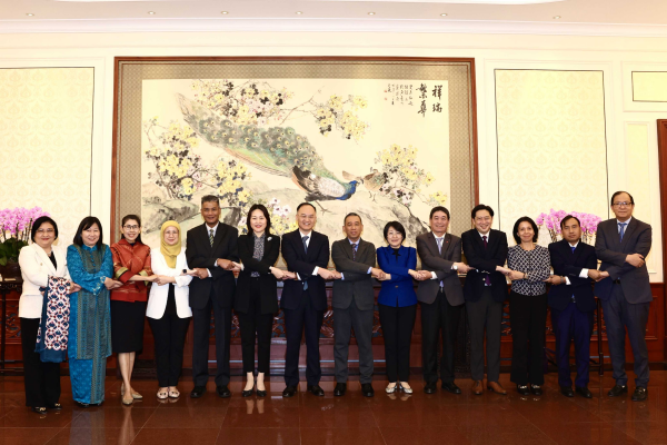外交部部長助理農融會見東盟常駐代表委員會